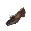 Mocasines retro estilo francés de piel de oveja con pliegues y cordones, colección otoño 2026, con tacón de cuña oculto, punta cuadrada y diseño de media caña de piel genuina para mujer