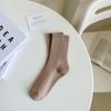 Calcetines nuevos de otoño e invierno para mujer, serie marrón, calcetines de media pantorrilla para mujer, calcetines largos de algodón en blanco y negro con tiras retro para mujer.