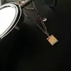 Collar de acero y titanio con perlas de agua dulce naturales para mujer, cadena de clavícula exquisita de alta calidad, joyería anticaída al por mayor