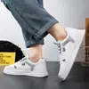 Nuevas zapatillas casuales para hombre 2025, zapatillas blancas versátiles con suelas gruesas, zapatos de moda estilo Hong Kong, zapatos para estudiantes