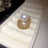 Anillo Abierto Redondo de Zirconia Perla Bañado en Oro Real Anillo Exquisito Super Brillante Estilo Lujo Accesible Francés Joyería de Mano para Mujeres