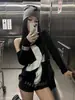 Camiseta de Manga Larga Falsa de Dos Piezas con Estampado Grande de Cruz Oscura de Subcultura Europea y Americana con Tirante Irregular de un Hombro