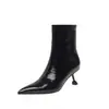 Botas femininas de couro envernizado de cano curto e corte justo, com bico fino, zíper lateral e um design moderno, perfeitas para o outono. Disponível no tamanho 40