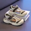 Sandálias Infantis 2026 Verão Novas Leves Sapatos Infantis para Crianças Maiores com Velcro Fechadas na Ponta Sandálias Esportivas
