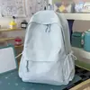 Mochila com estampa de borboletas em uma suave e branca atmosfera de luar, uma mochila pequena fresca e jovial para fugas de férias de conto de fadas