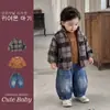 Chaqueta de algodón estilo nuevo de invierno, moderna y elegante, jeans forrados de polar para niños, top liso para niños, conjunto de tres piezas supergenial