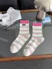 Meias Personalizadas com Listras Coloridas de Comprimento Médio para Mulheres, Novo Estilo Tendência Primavera/Verão com Etiquetas de Letras, Meias Empilhadas para Combinar com Sapatos de Solado Grosso
