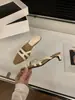 Sandalias Pequeñas Estilo Francés de Tacón Grueso Temporada de Primer Encuentro, Chanclas de Una Tira, Zapatos de Hada para Uso en Exteriores, Nuevo Modelo de Verano 2026, Adecuadas para Combinar con Faldas