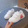 Zapatillas Blancas con Estampado de Mariposas para Niños 2026 Nuevo Estilo Primavera y Otoño Suela Suave Velcro Zapatos Deportivos Casuales Zapatos Blancos