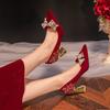Zapatos de tacón alto puntiagudos para mujer, tacón grueso, novedad de 2023, con boca poco profunda de perla de una sola capa, zapatos de novia rojos para vestido de novia Xiuhe