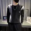 Otoño 2026 Nuevo Suéter para Hombre Estampado Bloques de Color Cuello Redondo Camiseta Base Moda Tendencia Manga Larga Sudadera Casual