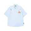 Camisa de Manga Curta Listrada Vertical Bordada com Desenho Animado Divertido Casual Solta Tendência Vibe Americana Camisa Masculina de Verão