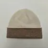 Gorro de Punto de Bloques de Color Otoño e Invierno Transfronterizo para Hombres y Mujeres, Gorro para Clima Frío Que Hace que la Cara Parezca Más Pequeña, Gorro de Doble Capa de Contraste Bicolor Integrado sin Costuras
