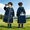 Capa de Chuva Infantil Unissex para Meninos e Meninas Totalmente Impermeável Contra Chuva Forte Especial para Alunos do Ensino Fundamental Leve com Compartimento para Mochila Capa de Chuva