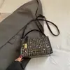 Bolsa de mão pequena super popular para mulheres, nova moda primavera-verão 2026, bolsa de ombro versátil para trabalho e deslocamento, bolsa transversal