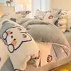 Juego de ropa de cama de terciopelo de leche engrosado de grado A para otoño e invierno, que incluye una funda de edredón de forro polar de coral y un juego de tres piezas de franela para estudiantes