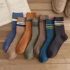 Calcetines para hombre, calcetines absorbentes de sudor hasta la pantorrilla, resistentes al olor, transpirables, engrosados para primavera y otoño, calcetines largos, calcetines deportivos modernos para hombre