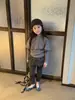 Colección Nueva Otoño 2026 Ropa Infantil Estilo Coreano: Elegante Chal tipo Capa Gris para Niñas, Dulce Pantalón Falda de Malla