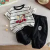 2026 Nuevo Estilo Coreano Conjunto de Verano para Niños con Pantalones Cortos de Mezclilla Cropped de Dibujos Animados Conjunto Casual de Dos Piezas para Niños