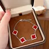 Pulsera Exquisita, Lujo Ligero, Gama Alta, Moderna, Sencilla, Flor de Cuatro Hojas con Circonitas Microincrustadas, Diseño de Nicho, Joyería de Mano Personalizada para Mujeres