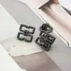 Broche Metálico Minimalista con Patrón de Líneas Incrustado con Diamantes con un Toque de Lujo para Trajes, Abrigos y Camisas