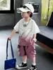 Traje de Manga Corta para Niños, Estilo Delgado de Verano, Nuevo Modelo 2026, Conjunto de Verano para Niños, Conjunto de Dos Piezas con Shorts, Ropa Moderna y Genial para Niños Pequeños