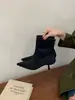 2026 Novas Botas Curtas Slimming Simples de Outono Bico Fino Salto Agulha Fashionáveis Confortáveis para o Dia a Dia Zíper nas Costas Botas Curtas Femininas