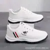 Sapatos casuais masculinos de couro para corrida esportiva, modernos, combinam com tudo, sapatos da moda, sola macia, entrega direta da fábrica, sapatos masculinos de couro para primavera e outono, entrega em peça única