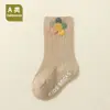 Calcetines para bebé con animales de dibujos animados, primavera y otoño, antibacterianos Clase A, ajuste holgado que no aprieta los pies, calcetines de interior antideslizantes estilo ins con puntos adhesivos