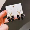 Brincos assimétricos de prata 925 Brincos elegantes e elegantes para combinar Brincos simples e distintos de estilo coreano Brincos populares da Internet para mulheres com borla