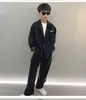 Terno Terno para Meninos Outono 2025 Nova Roupa Infantil Solta Moda Bonito Pequeno Terno Conjunto de Duas Peças para Cabelo