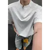 Camiseta de Verano para Hombre Estilo Americano, Blanca, Patchwork Desconstruido, Media Cremallera, Manga Corta, Hombros Normales y Cuello Henley Polo