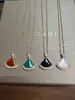 Collar Baojia para Mujer, Forma de Abanico, Ágata Roja Pequeña, Nácar Blanco, Cadena para Clavícula de Calcedonia Roja, Colgante de Ágata Estilo Fábrica Ins, Oro V de Lujo Ligero