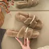 Chinelos macios estilo francês, adornados com pérolas, para uso externo, nova coleção outono/inverno 2026, chinelos de algodão pelúcia com sola grossa, de alta qualidade e design primoroso