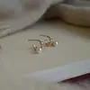 Brincos Pequenos de Pérola para Lóbulo da Orelha para Mulheres, Brincos Pequenos, Delicados e com Estilo Fresco, Design de Nicho, Brincos Modernos e Versáteis