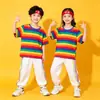 Fantasia infantil de performance listrada arco-íris conjunto de roupa de dança hip-hop cheerleading para atividades de jardim de infância e ensino fundamental conjunto de uniforme de aula moderno