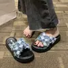 Novas Pantufas Femininas de Solado Grosso 2026, Tamanho Grande, Xadrez Jeans, Tira Cruzada, Estilo Europeu e Americano, Sandálias Casuais para Exterior