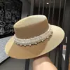 Chapéu Plano Estilo Hepburn Retrô Francês para Passeios de Primavera e Verão, Chapéu de Palha com Pérolas, Chapéu de Sol de Aba Larga para Mulheres, Tendência