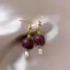 Pendientes elegantes retro únicos de estilo nuevo 2024 para mujer, ligeros, de lujo, con diseño de nicho, ganchos para la oreja de alta gama, joyería china para las orejas.