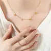 Collar con colgante de letra de personalidad chapado en oro de acero inoxidable con diseño de nicho que combina con todo, regalo para el Día de la Madre.