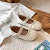 Zapatos de piel para niñas, nuevo modelo primavera 2026, zapatos planos plisados de suela blanda para niñas, zapatos de rendimiento redondos para niños pequeños