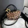 Bolso de mano de diseño de nicho de alto valor con estampado de leopardo y retazos para mujer, nuevo y elegante para el verano 2026, bandolera cruzada de un solo hombro tipo silla de montar
