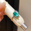 Anel quadrado aberto de zircônia cúbica leve de luxo estilo europeu e americano, um anel minimalista e moderno para o dedo indicador, exalando uma estética requintada e de alta qualidade.
