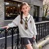 Conjunto de polo moderno y elegante de dos piezas para niños mayores, con un look preppy inspirado en Corea, perfecto para primavera y otoño, y diseñado como una sudadera casual para niñas.
