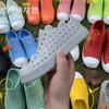 Zapatos de agujeros zapatos para niños al por mayor verano zapatos de agujeros para niños y niñas antideslizantes impermeables Huecos Zapatos de playa sandalias