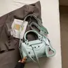 Bolso de coche tipo fan de chica hot con remaches de alta gama 2025 nuevo bolso de mano Boston diseño de nicho bolso de hombro cruzado