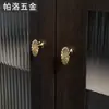 Alça de Porta de Guarda-Roupa Prateada Cromada de Latão Estilo Nórdico Moderna Levemente Luxuosa Minimalista de Furo Único para Gaveta Armário Armário de Vinho Pequena Alça