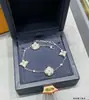 V Oro 3.0 Chapado en 18K, Lujo Ligero y Sensación de Alta Gama, Pulsera de Trébol de Cuatro Hojas con Concha Blanca para Mujer, Nácar Natural, Elegante y a la Moda