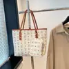 Bolso Tote de Alta Gama con Estampado de Oso Texturizado Nuevo para Mujer 2026 Gran Capacidad Moderno Versátil Personalizado Casual Bolso de Hombro