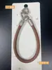 Nova pulseira de couro triangular com fivela dupla para celular, acessório universal, pulseira simples com fivela dupla, corrente de suspensão anti-queda
